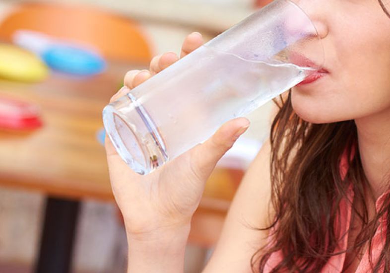 Beba mais água no verão para prevenir a formação de pedra no rins